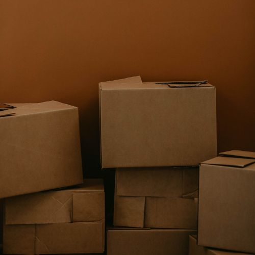 erschieden große Kartons, gestapelt und organisiert als Stauraum - eine einfache und kostengünstige Möglichkeit, Ihr Zuhause oder Büro aufgeräumt zu halten